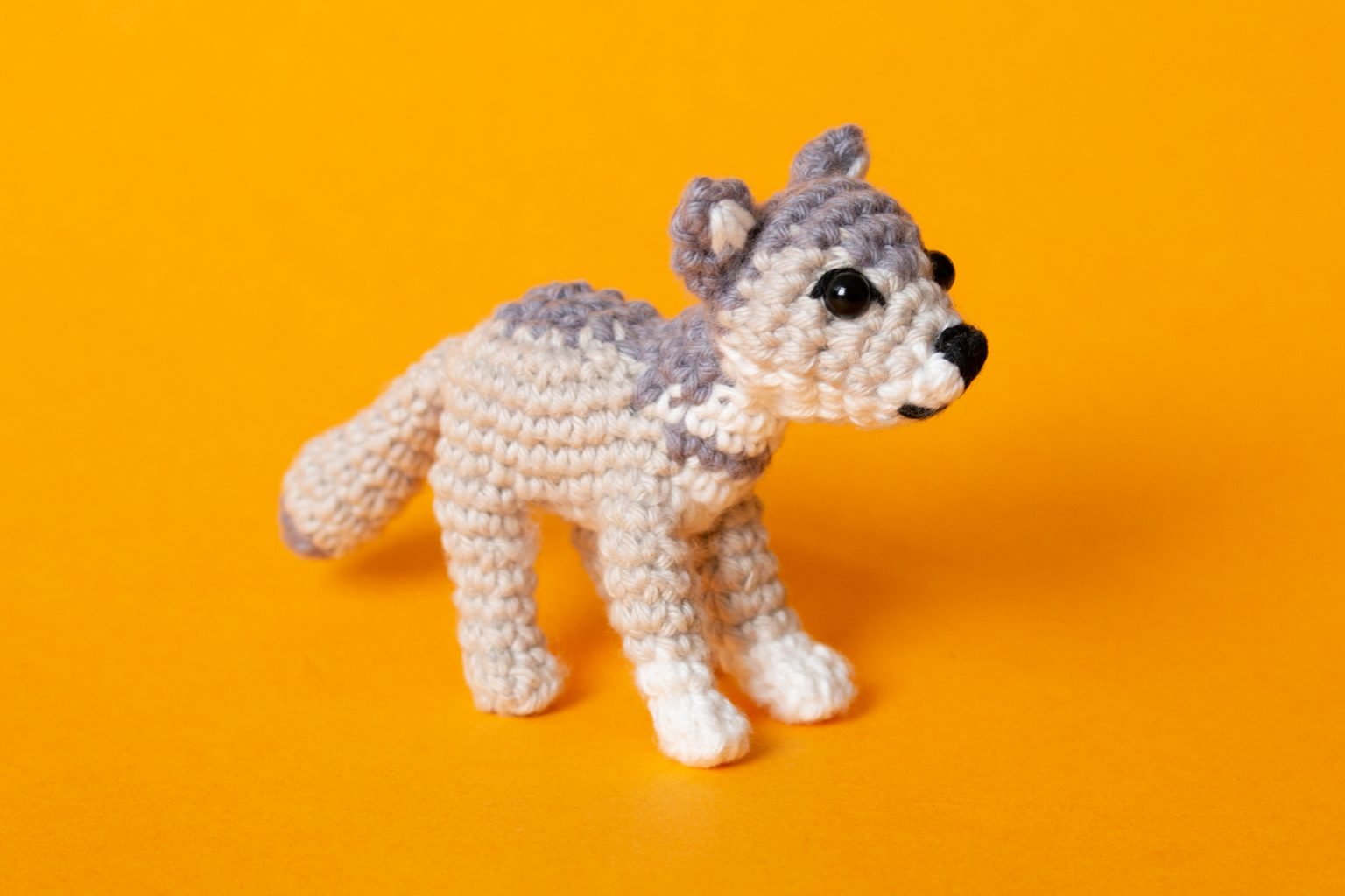 free-wolf-amigurumi-pattern-1536x1024